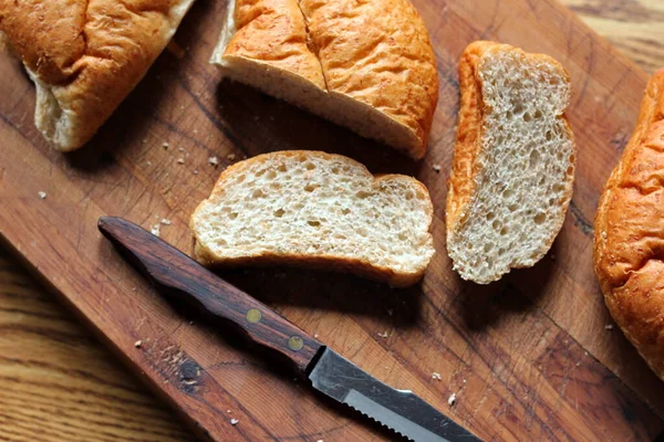 Tahta kesme tahtasındaki ekmek taze yapılmış bir ekmek. Fotoğraf: Düz Düz Düz