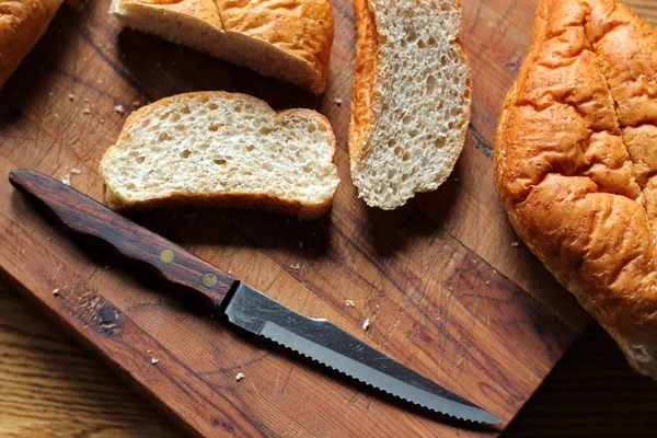 Tahta kesme tahtasındaki ekmek taze yapılmış bir ekmek. Fotoğraf: Düz Düz Düz