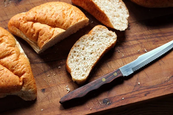 Buğdaydan yapılan buğday boliloları mutfak masasındaki tahta kesme tahtasında servis edilmeye hazır. Düz fotograf.