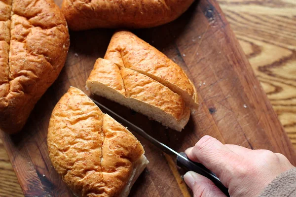 Tahta kesme tahtasındaki ekmek taze yapılmış bir ekmek. Fotoğraf: Düz Düz Düz