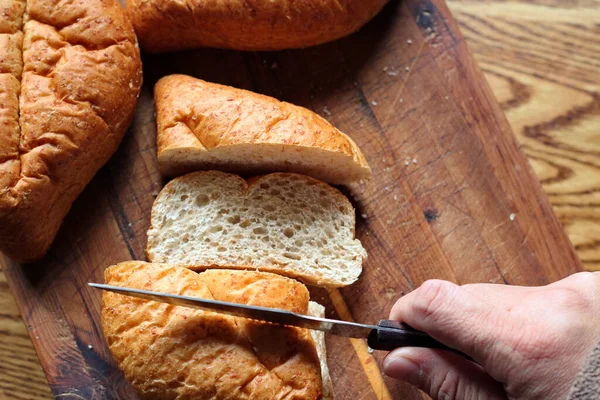 Buğdaydan yapılan buğday boliloları mutfak masasındaki tahta kesme tahtasında servis edilmeye hazır. Düz fotograf.