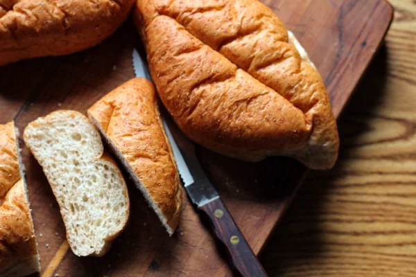 Pão Está Sendo Cortado Uma Tábua Corte Madeira Pão Acabado — Fotografia de Stock