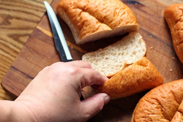 Buğdaydan yapılan buğday boliloları mutfak masasındaki tahta kesme tahtasında servis edilmeye hazır. Düz fotograf.