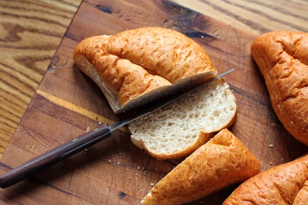 Buğdaydan yapılan buğday boliloları mutfak masasındaki tahta kesme tahtasında servis edilmeye hazır. Düz fotograf.