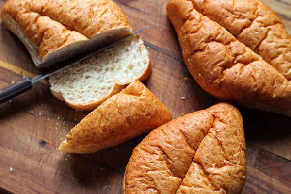 Buğdaydan yapılan buğday boliloları mutfak masasındaki tahta kesme tahtasında servis edilmeye hazır. Düz fotograf.