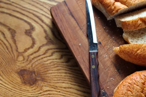 Buğdaydan yapılan buğday boliloları mutfak masasındaki tahta kesme tahtasında servis edilmeye hazır. Düz fotograf.