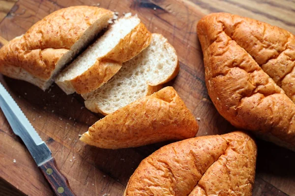 Buğdaydan yapılan buğday boliloları mutfak masasındaki tahta kesme tahtasında servis edilmeye hazır. Düz fotograf.