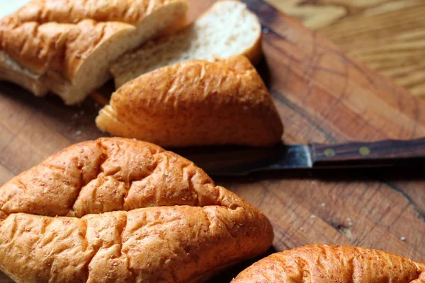 Buğdaydan yapılan buğday boliloları mutfak masasındaki tahta kesme tahtasında servis edilmeye hazır. Düz fotograf.