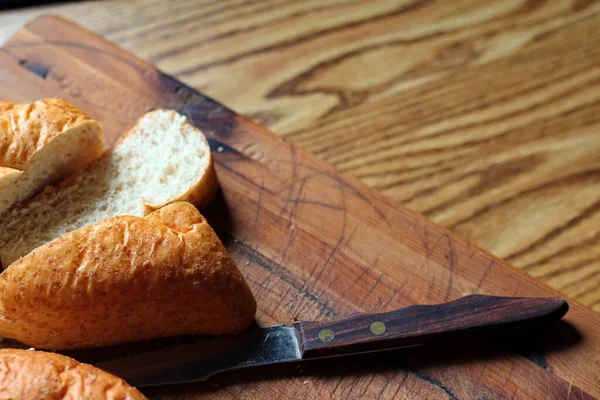 Buğdaydan yapılan buğday boliloları mutfak masasındaki tahta kesme tahtasında servis edilmeye hazır. Düz fotograf.