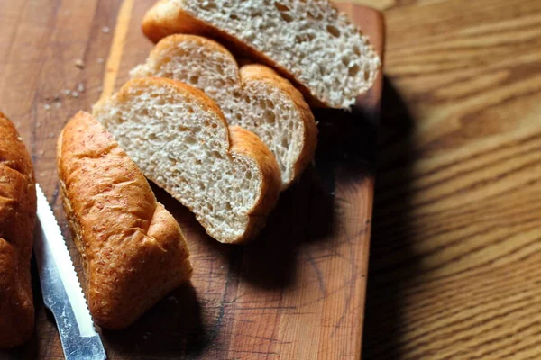 Tahta bir masaya yerleştirilmiş buğday boliloları. Düz konum fotoğrafı.