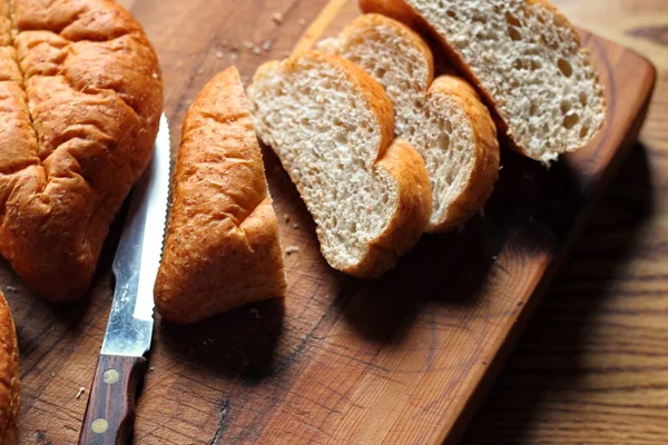 Tahta bir masaya yerleştirilmiş buğday boliloları. Düz konum fotoğrafı.