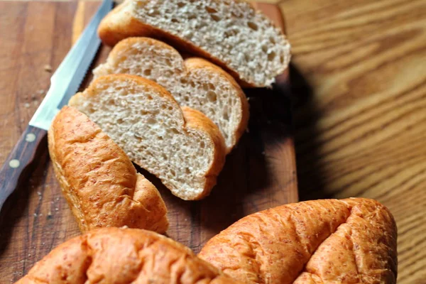 Tahta bir masaya yerleştirilmiş buğday boliloları. Düz konum fotoğrafı.