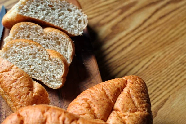 Tahta bir masaya yerleştirilmiş buğday boliloları. Düz konum fotoğrafı.