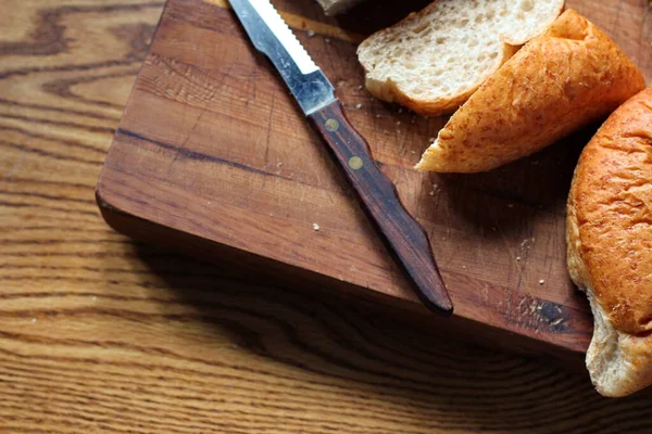 Buğdaydan yapılan buğday boliloları mutfak masasındaki tahta kesme tahtasında servis edilmeye hazır. Düz fotograf.