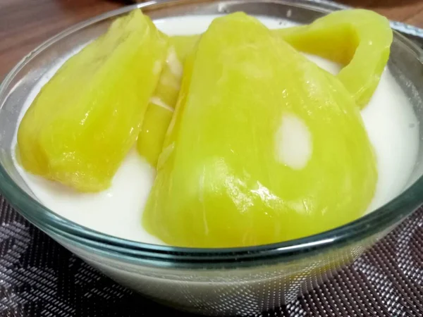Jackfruit Γάλα Καρύδας Κίτρινο Ορεκτικό Σερβίρεται Γυάλινο Κύπελλο Τοποθετείται Ξύλινο — Φωτογραφία Αρχείου
