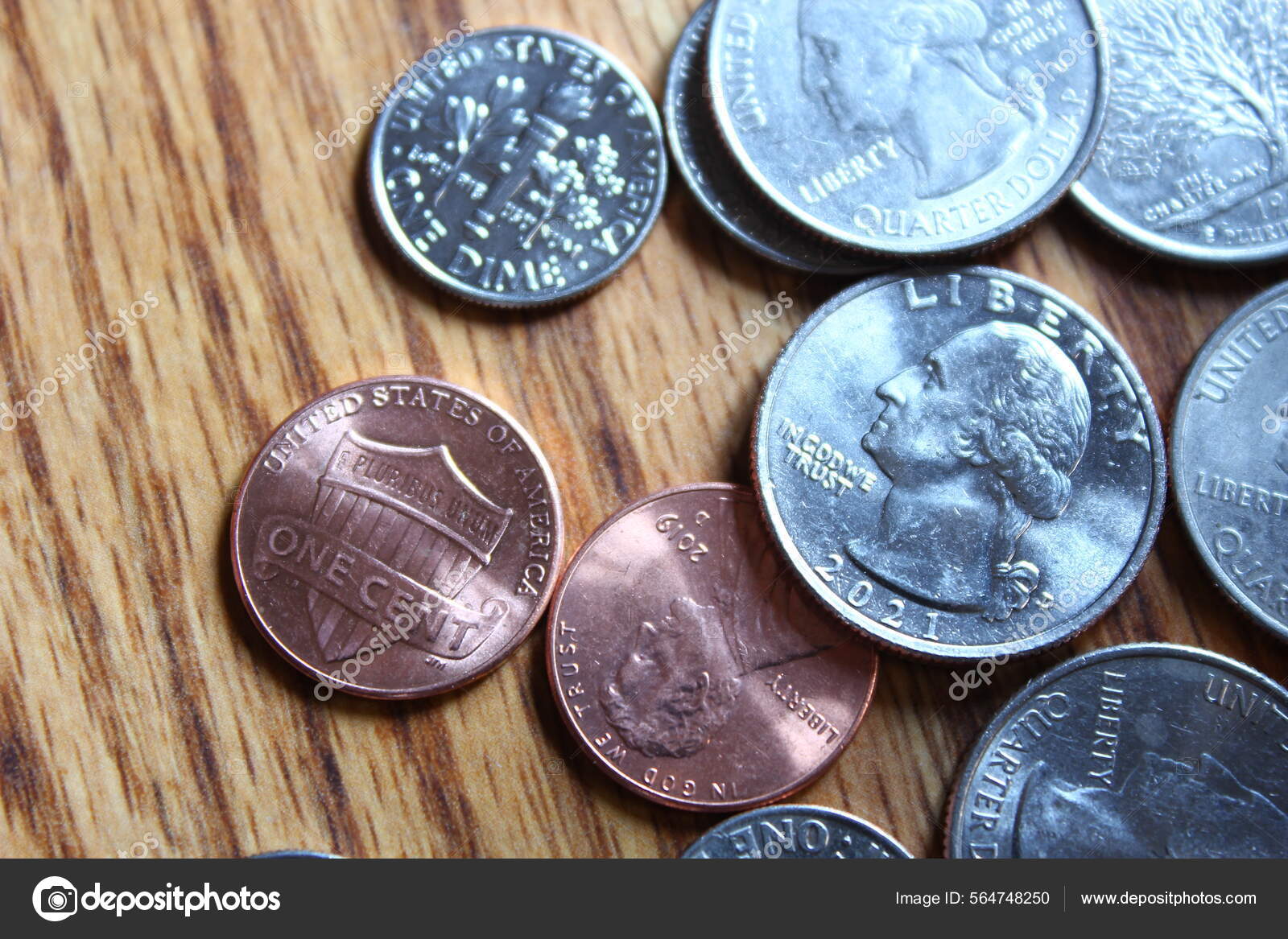 美元硬币和美元钞票散落在一张木制桌子上扁平放置美元硬币——图库图片© birchphotographer #564748250