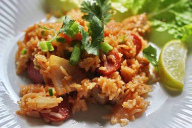 Marul ve kişniş garnitürle servis edilen bir tabakta domuz eti ve kızarmış pilav. Kızarmış pirinç Tayland 'da satılan bir sokak yiyeceğidir..