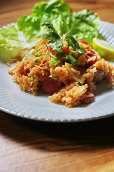 Marul ve kişniş garnitürle servis edilen bir tabakta domuz eti ve kızarmış pilav. Kızarmış pirinç Tayland 'da satılan bir sokak yiyeceğidir..