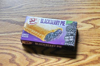 SEATTLE, ABD - 10 Mayıs 2022: ahşap bir masa üzerinde JJ 's Peach Blackberry, bir aperatif turta. Amerika 'da popüler.