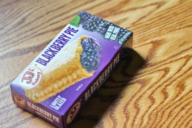 SEATTLE, ABD - 10 Mayıs 2022: ahşap bir masa üzerinde JJ 's Peach Blackberry, bir aperatif turta. Amerika 'da popüler.