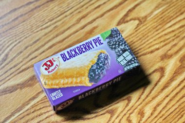 SEATTLE, ABD - 10 Mayıs 2022: ahşap bir masa üzerinde JJ 's Peach Blackberry, bir aperatif turta. Amerika 'da popüler.