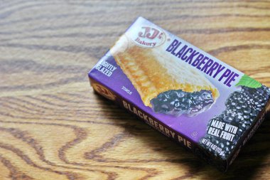 SEATTLE, ABD - 10 Mayıs 2022: ahşap bir masa üzerinde JJ 's Peach Blackberry, bir aperatif turta. Amerika 'da popüler.