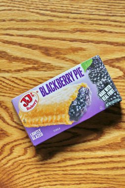 SEATTLE, ABD - 10 Mayıs 2022: ahşap bir masa üzerinde JJ 's Peach Blackberry, bir aperatif turta. Amerika 'da popüler.