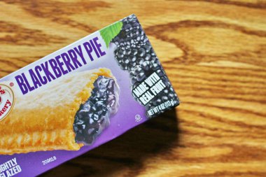 SEATTLE, ABD - 10 Mayıs 2022: ahşap bir masa üzerinde JJ 's Peach Blackberry, bir aperatif turta. Amerika 'da popüler.