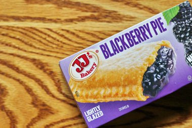 SEATTLE, ABD - 10 Mayıs 2022: ahşap bir masa üzerinde JJ 's Peach Blackberry, bir aperatif turta. Amerika 'da popüler.