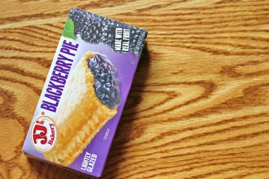 SEATTLE, ABD - 10 Mayıs 2022: ahşap bir masa üzerinde JJ 's Peach Blackberry, bir aperatif turta. Amerika 'da popüler.