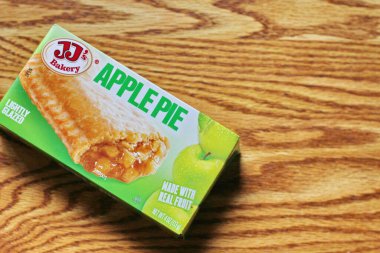 SEATTLE, ABD - 10 Mayıs 2022: Aperatif olarak ahşap bir masada JJ 'in Elmalı Turtası. Amerika 'da popüler.