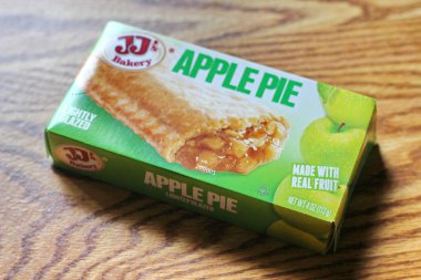 SEATTLE, ABD - 10 Mayıs 2022: Aperatif olarak ahşap bir masada JJ 'in Elmalı Turtası. Amerika 'da popüler.