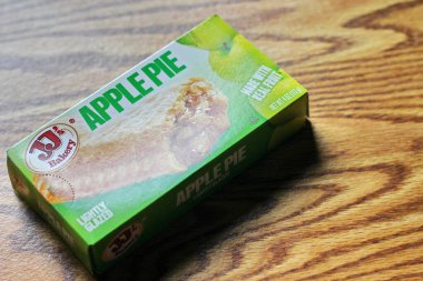 SEATTLE, ABD - 10 Mayıs 2022: Aperatif olarak ahşap bir masada JJ 'in Elmalı Turtası. Amerika 'da popüler.