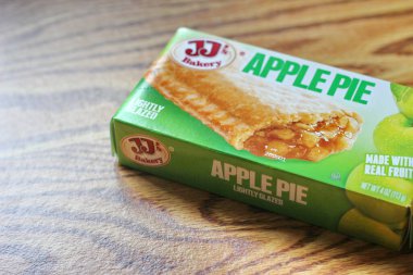 SEATTLE, ABD - 10 Mayıs 2022: Aperatif olarak ahşap bir masada JJ 'in Elmalı Turtası. Amerika 'da popüler.