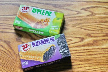 SEATTLE, ABD - 10 Mayıs 2022: JJ 's Peach, Blackberry ve Apple Pie ahşap bir masada, bir aperatif turtası. Amerika 'da popüler.