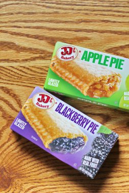 SEATTLE, ABD - 10 Mayıs 2022: JJ 's Peach, Blackberry ve Apple Pie ahşap bir masada, bir aperatif turtası. Amerika 'da popüler.