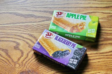 SEATTLE, ABD - 10 Mayıs 2022: JJ 's Peach, Blackberry ve Apple Pie ahşap bir masada, bir aperatif turtası. Amerika 'da popüler.