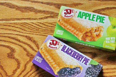 SEATTLE, ABD - 10 Mayıs 2022: JJ 's Peach, Blackberry ve Apple Pie ahşap bir masada, bir aperatif turtası. Amerika 'da popüler.