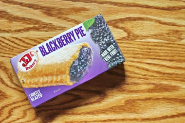 SEATTLE, ABD - 10 Mayıs 2022: ahşap bir masa üzerinde JJ 's Peach Blackberry, bir aperatif turta. Amerika 'da popüler.