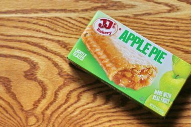 SEATTLE, ABD - 10 Mayıs 2022: Aperatif olarak ahşap bir turta masasında JJ 's Apple Pie. Amerika 'da popüler.