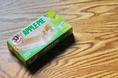 SEATTLE, ABD - 10 Mayıs 2022: Aperatif olarak ahşap bir turta masasında JJ 's Apple Pie. Amerika 'da popüler.