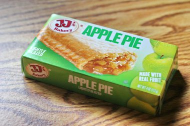 SEATTLE, ABD - 10 Mayıs 2022: Aperatif olarak ahşap bir masada JJ 'in Elmalı Turtası. Amerika 'da popüler.