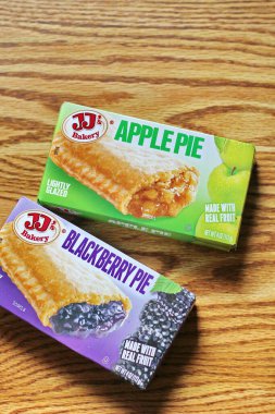 SEATTLE, ABD - 10 Mayıs 2022: JJ 's Peach, Blackberry ve Apple Pie ahşap bir masada, bir aperatif turtası. Amerika 'da popüler.