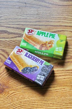 SEATTLE, ABD - 10 Mayıs 2022: JJ 's Peach, Blackberry ve Apple Pie ahşap bir masada, bir aperatif turtası. Amerika 'da popüler.