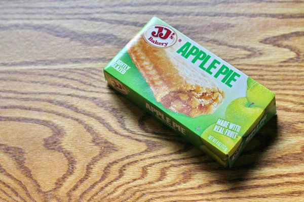 SEATTLE, ABD - 10 Mayıs 2022: Aperatif olarak ahşap bir masada JJ 'in Elmalı Turtası. Amerika 'da popüler.