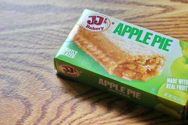 SEATTLE, ABD - 10 Mayıs 2022: Aperatif olarak ahşap bir masada JJ 'in Elmalı Turtası. Amerika 'da popüler.