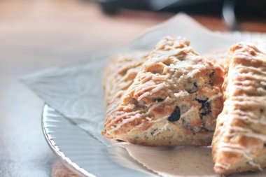 Beyaz tabakta servis edilen böğürtlenli çörekler