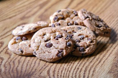 Kuru üzümlü kurabiyeler ahşap bir masaya konur..