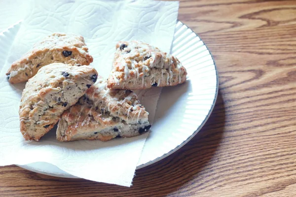 Scones Baga Azul Servidos Pratos Brancos — Fotografia de Stock