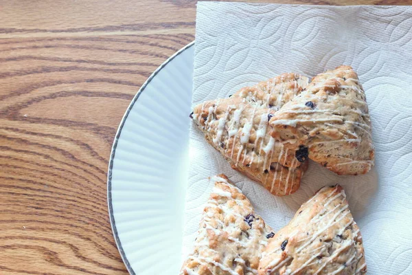 Beyaz tabakta servis edilen böğürtlenli çörekler